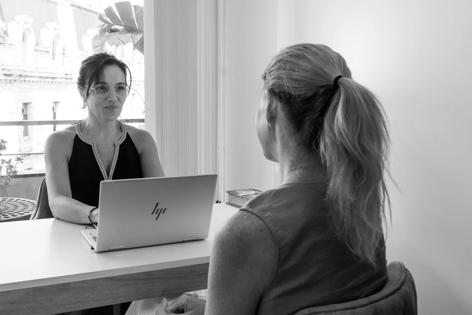 Dra. Malú Proietto conversando con una paciente en su consultorio